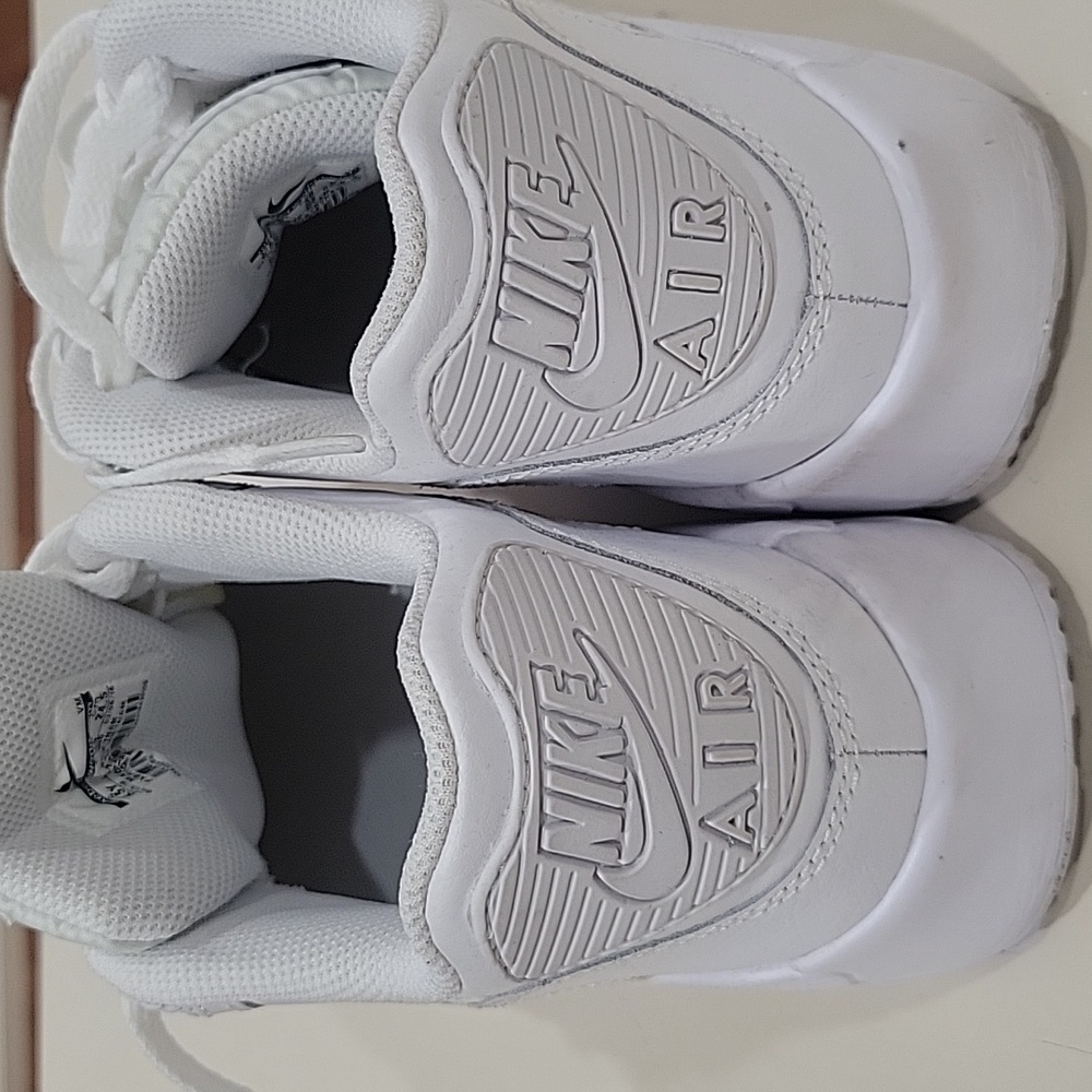 Nike White Air Max Sneakers with Classic Design - Picture 3 of 5